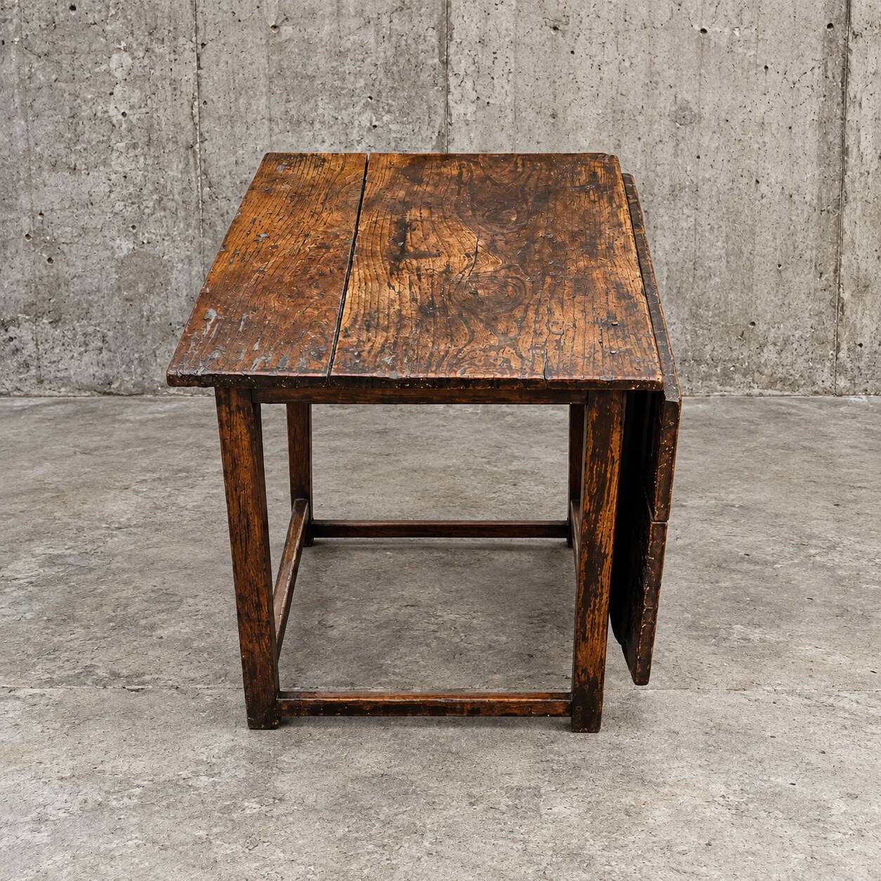 Drop leaf / gate leg side table / 1930s