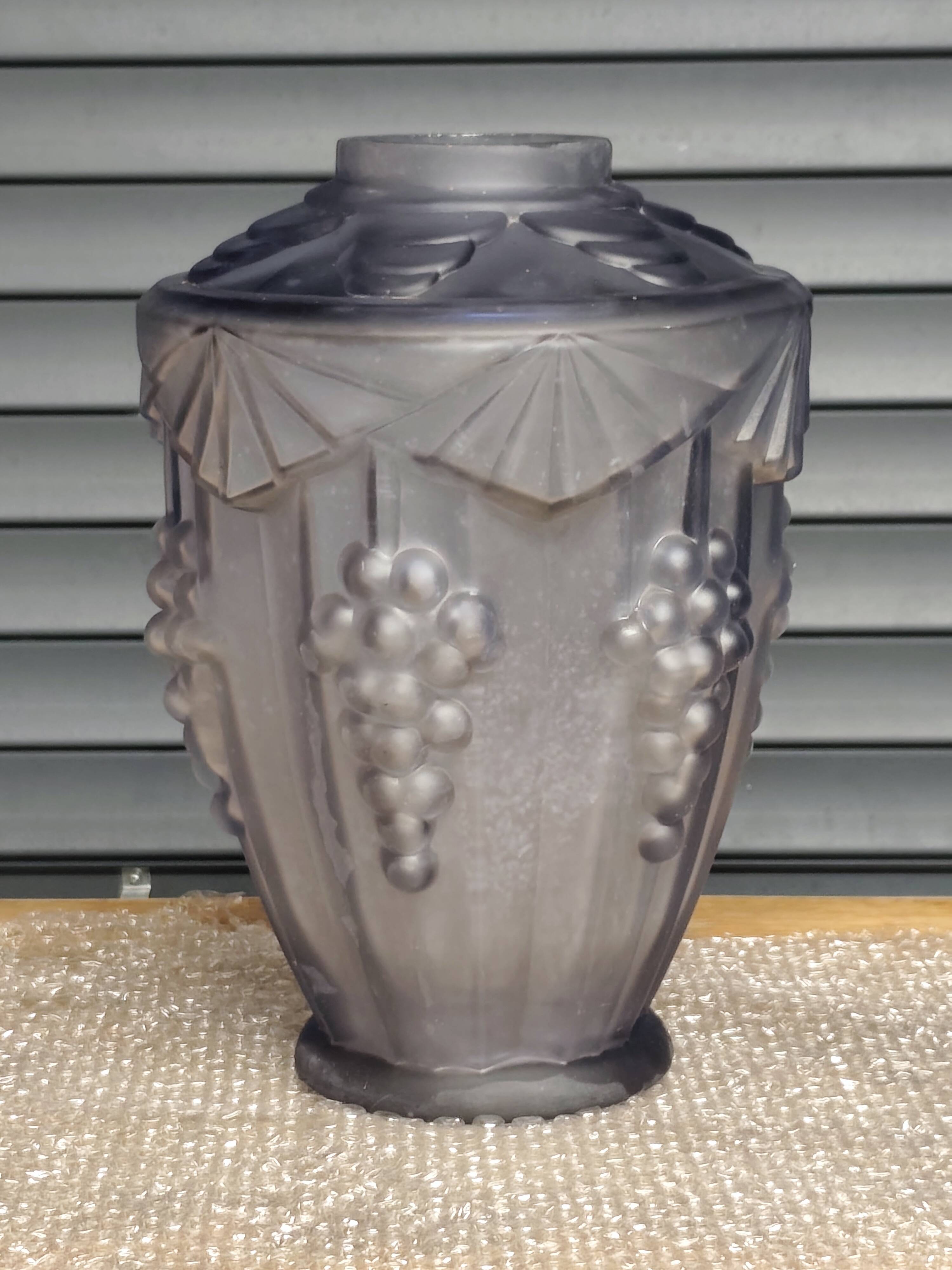 Art"deco vase with vine decoration