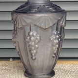 Art"deco vase with vine decoration
