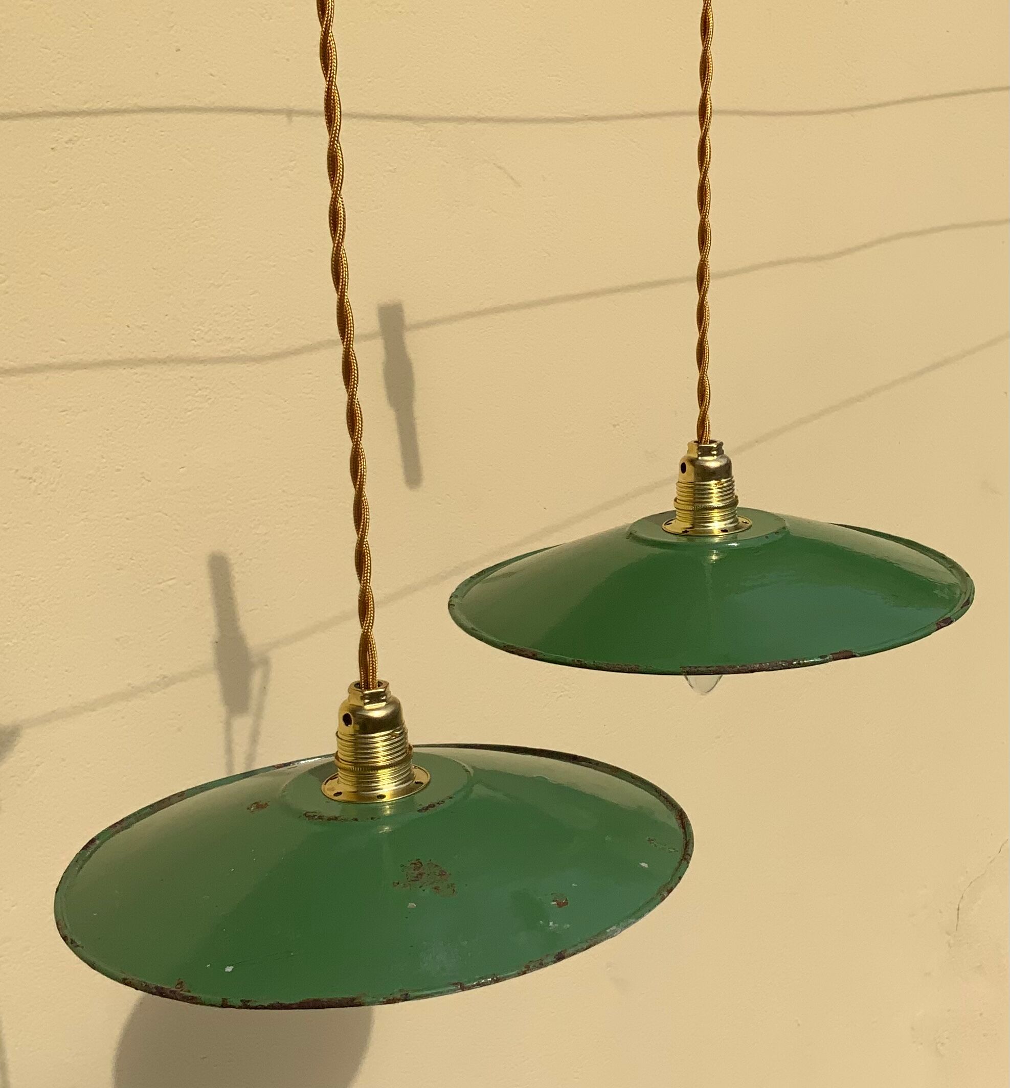 Pair of suspension in green and white enamelled sheet metal firm style indus braided golden threads