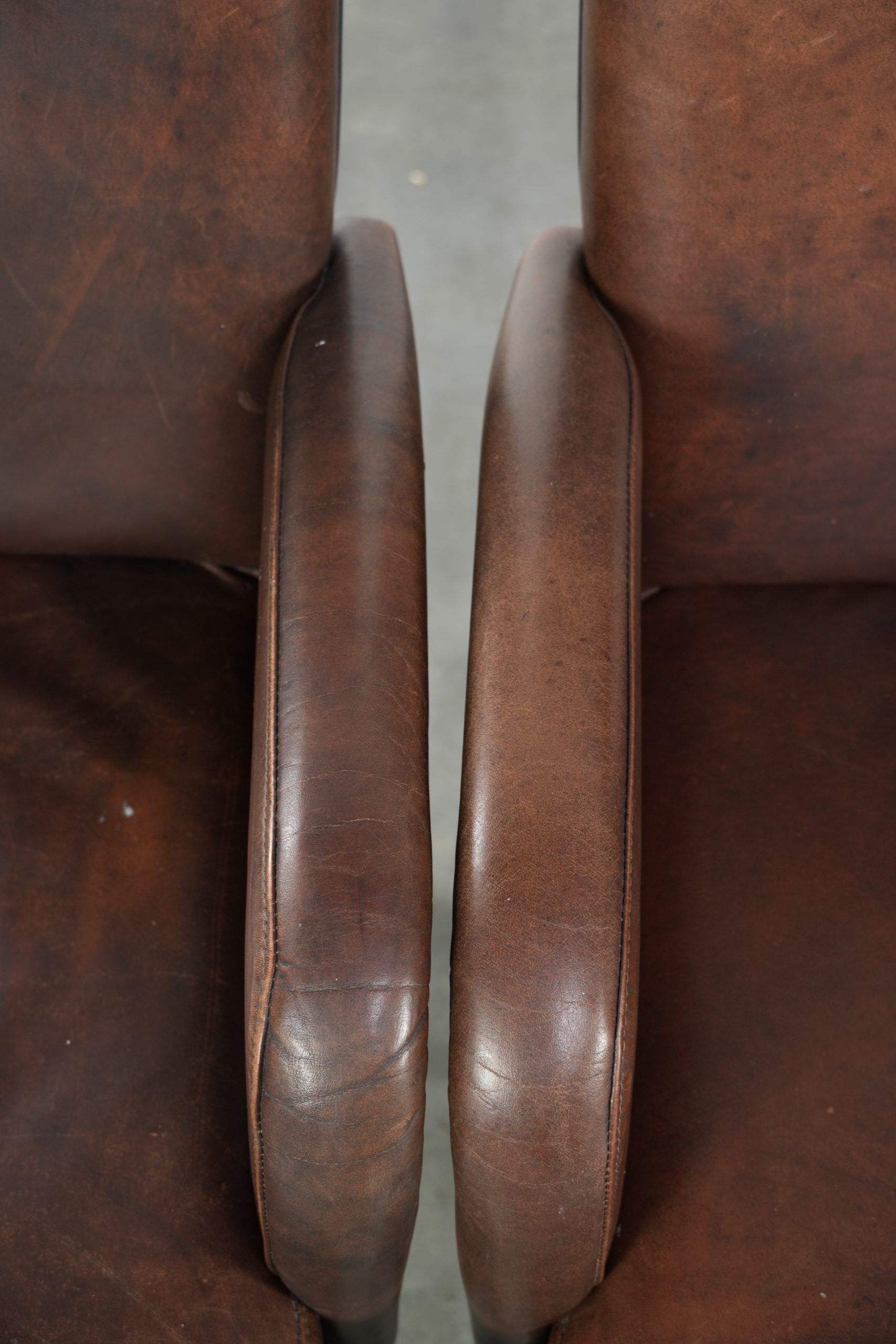 Set of 4 nicely finished dining chairs/side chairs with armrests made of cowhide leather