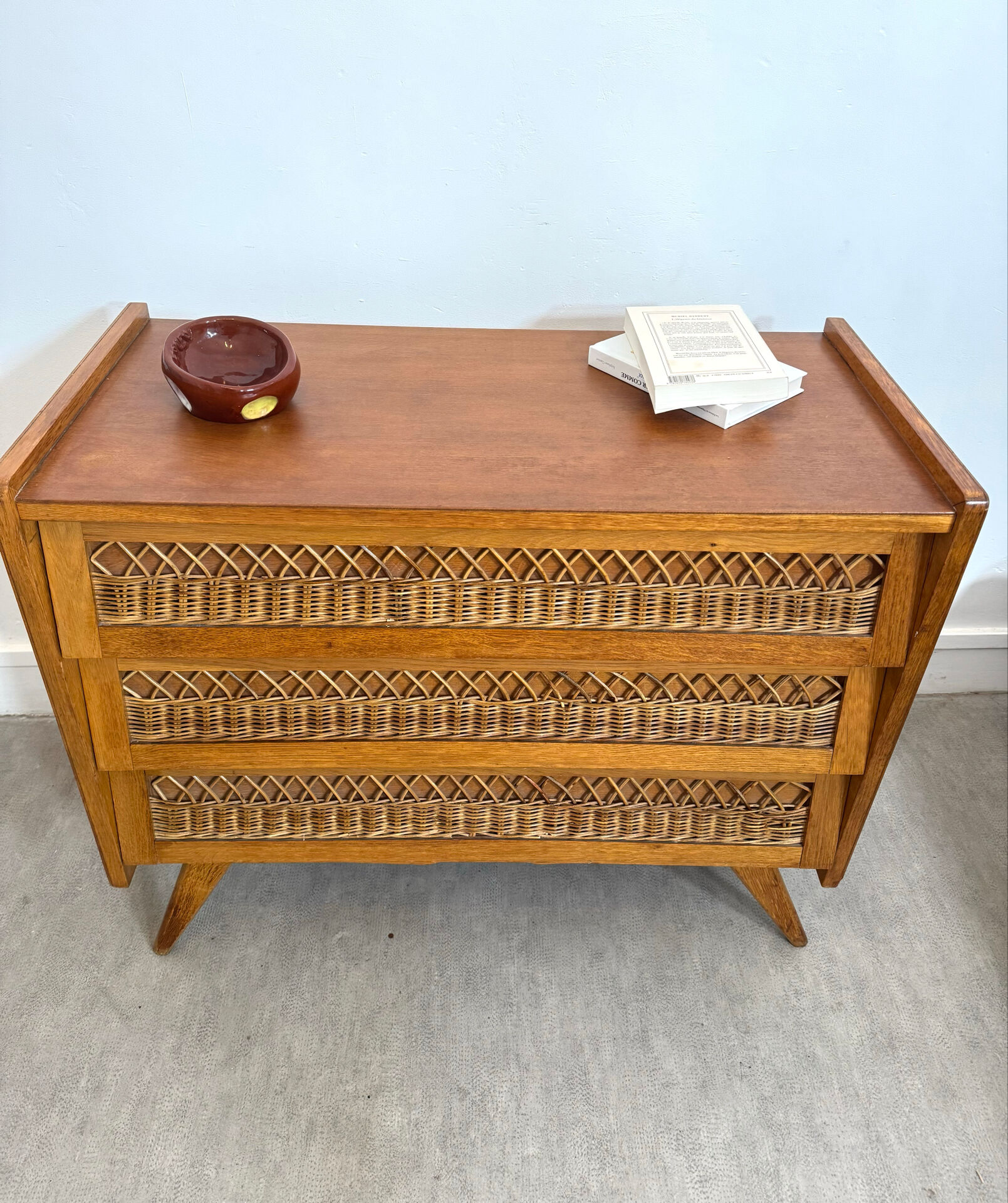 Vintage commode with tapered legs in rattan.