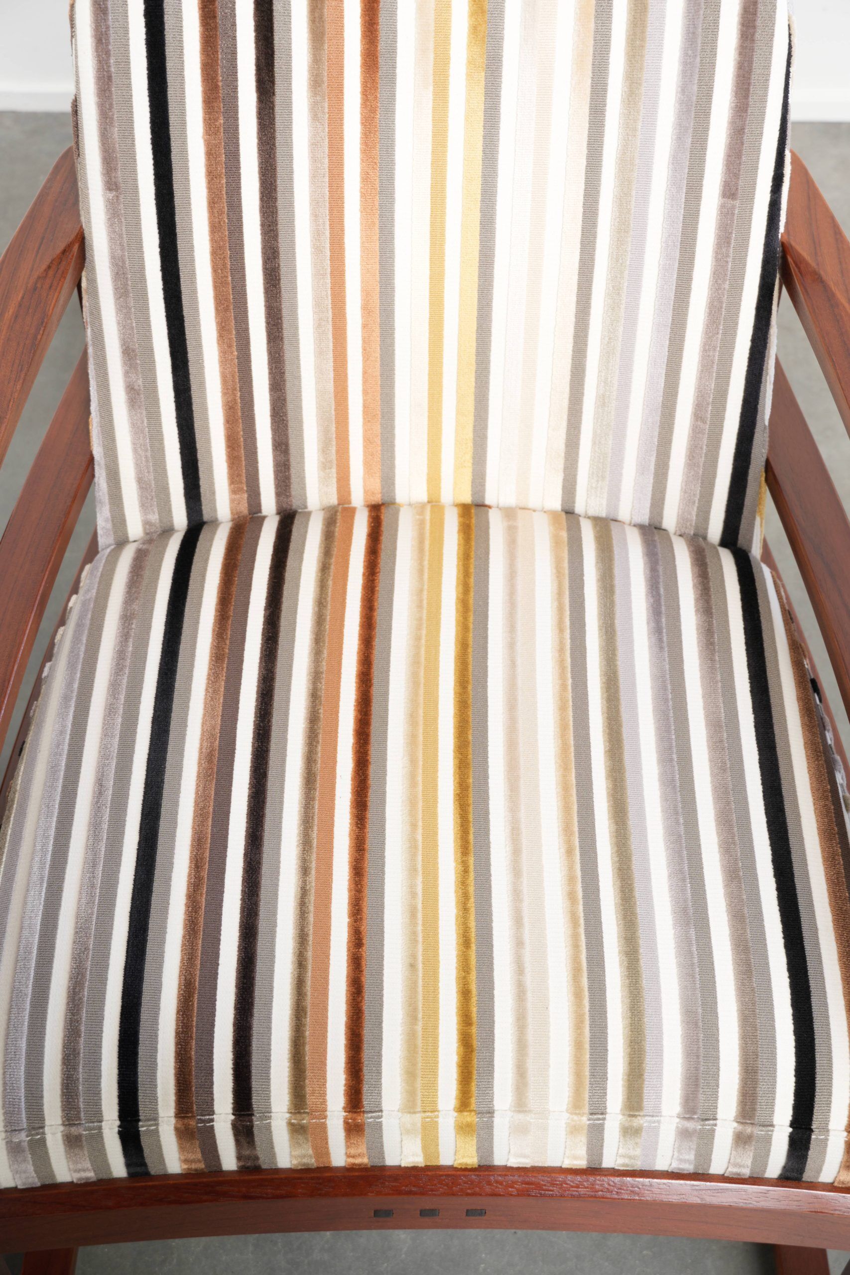 Set of 4 Art Deco design dining chairs with luxurious fabric upholstery