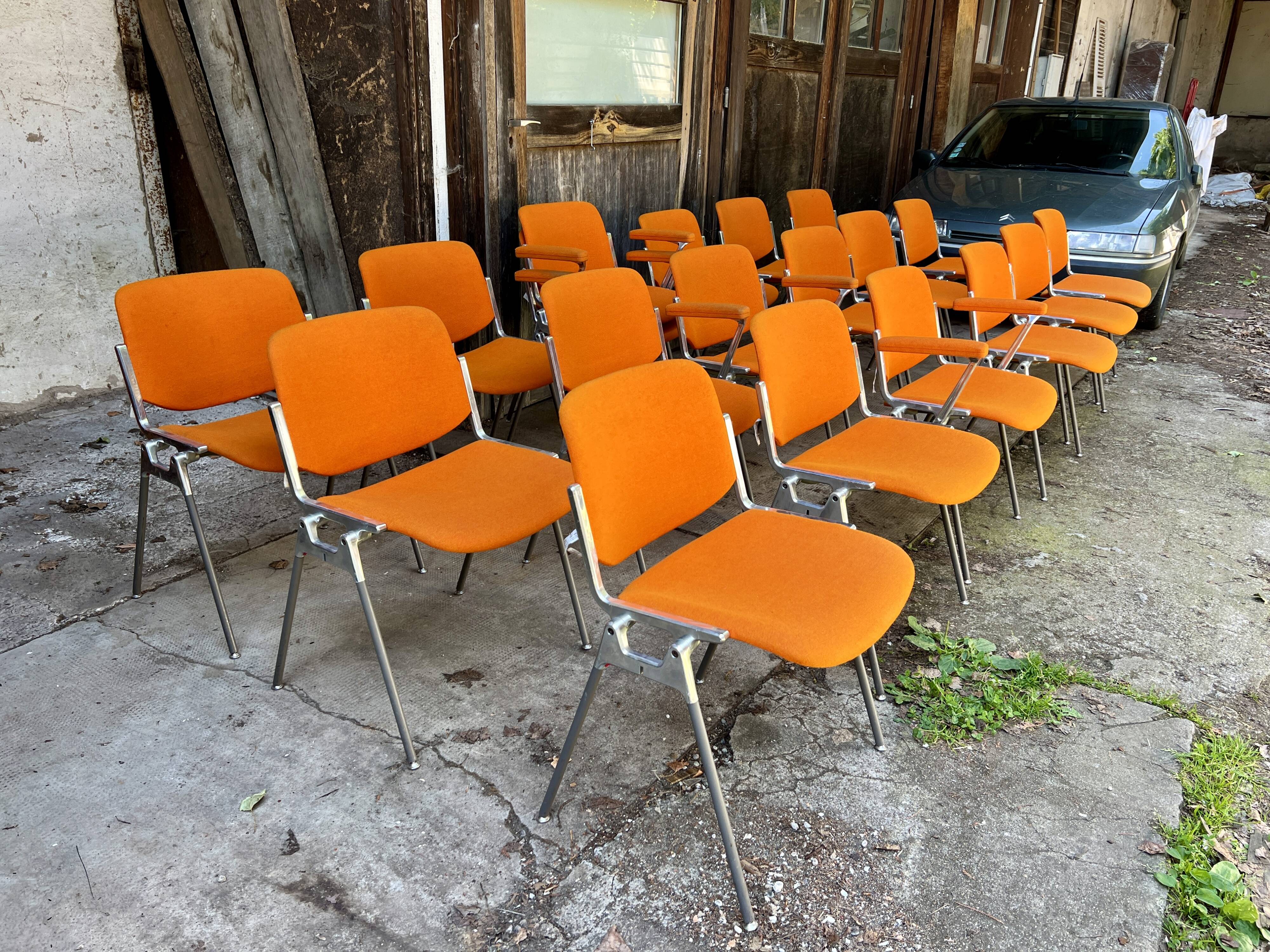 Sérié 39 chaises 4 fauteuils DSC 106 en tissu orange par Giancarlo Piretti pour Castelli
