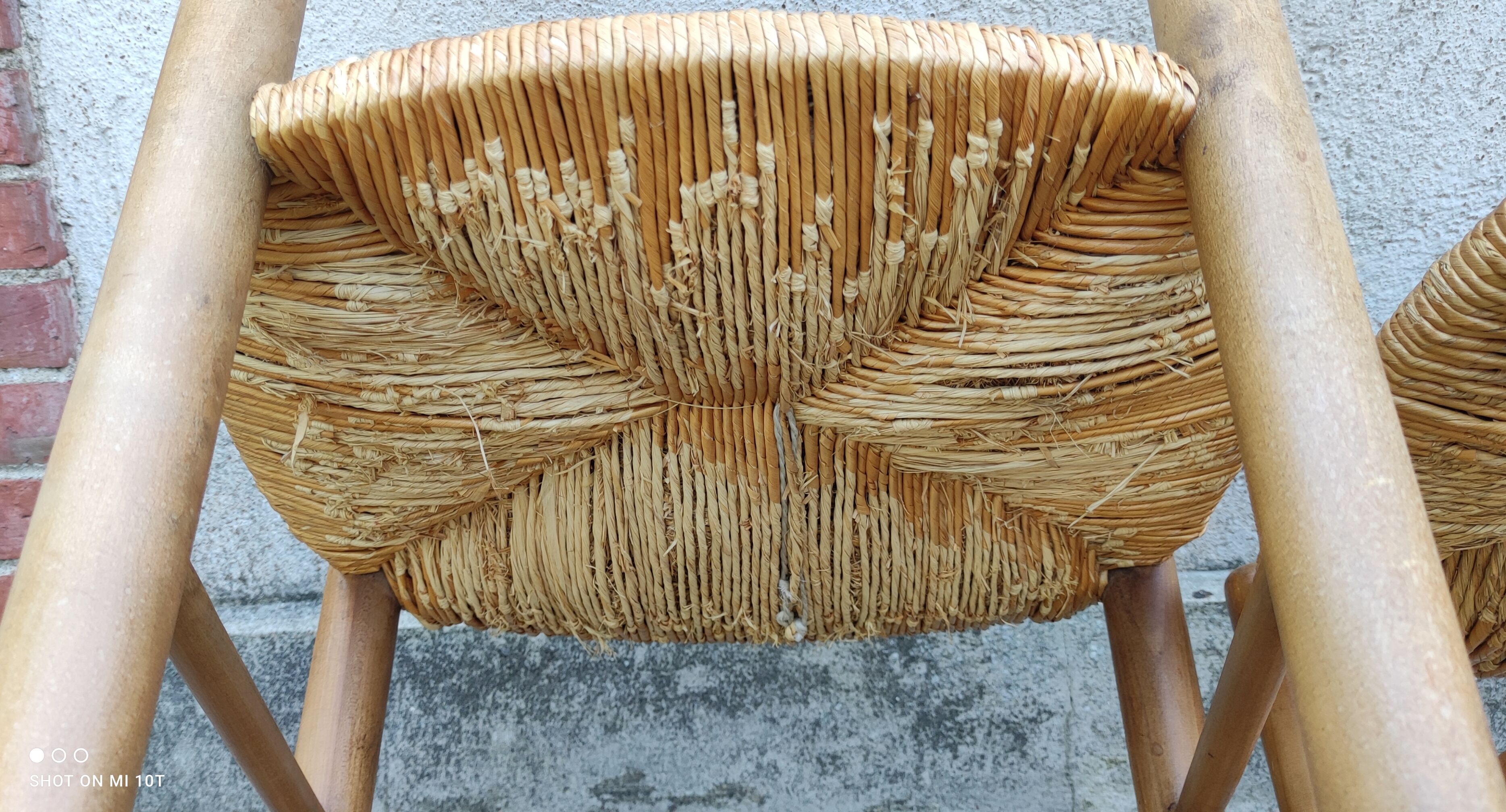 Paire de chaises paillées vintage en merisier