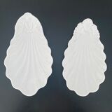 2 shell-shaped cups