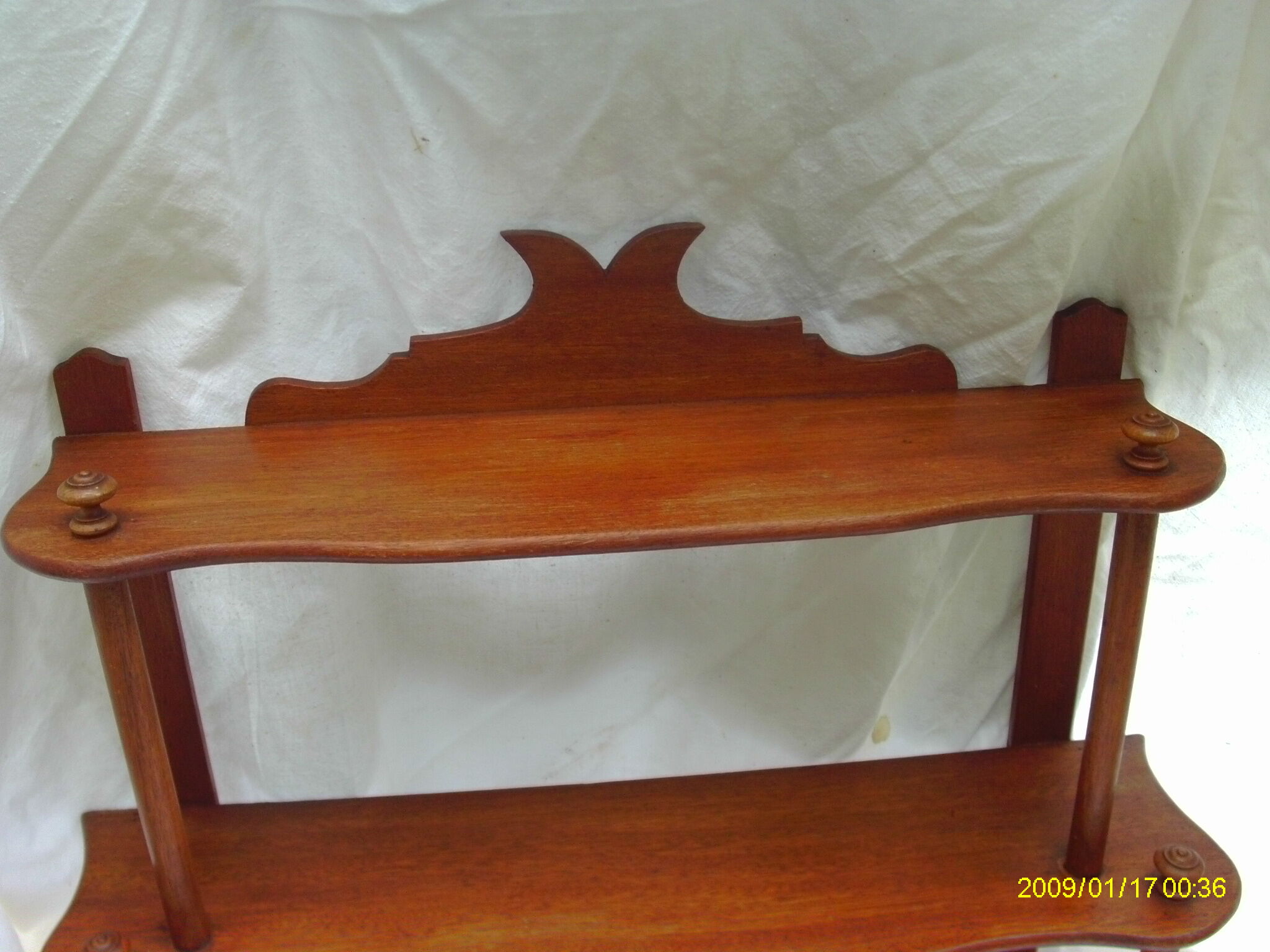 Shelf in blond mahogany around 1900