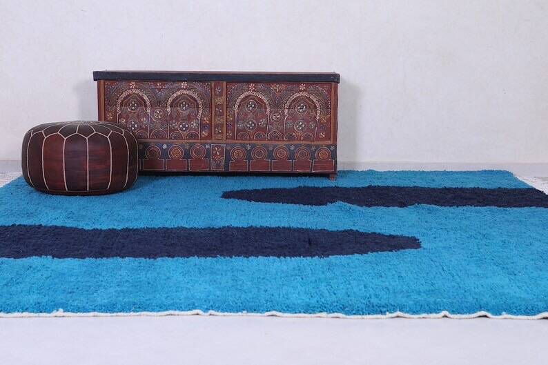 Handmade artisan rug in beige, size 150x250 cm.