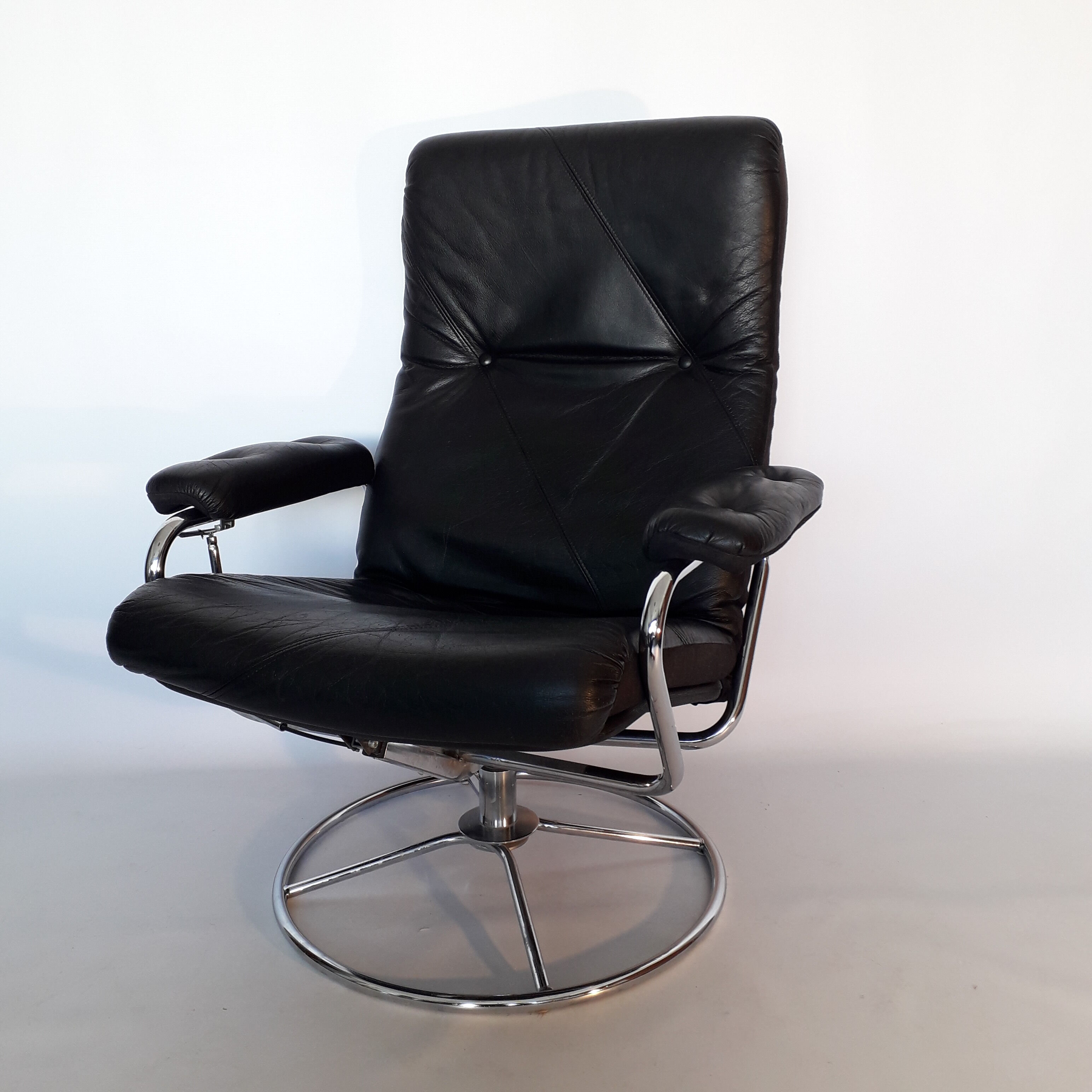 Scandinavian armchair in swivel leather