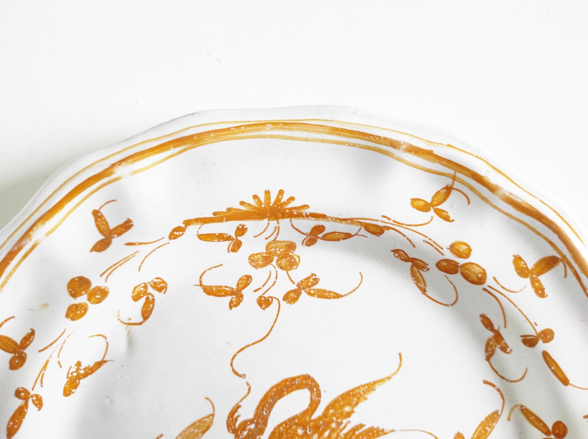 Assiette faïence de Moustiers oiseau orange