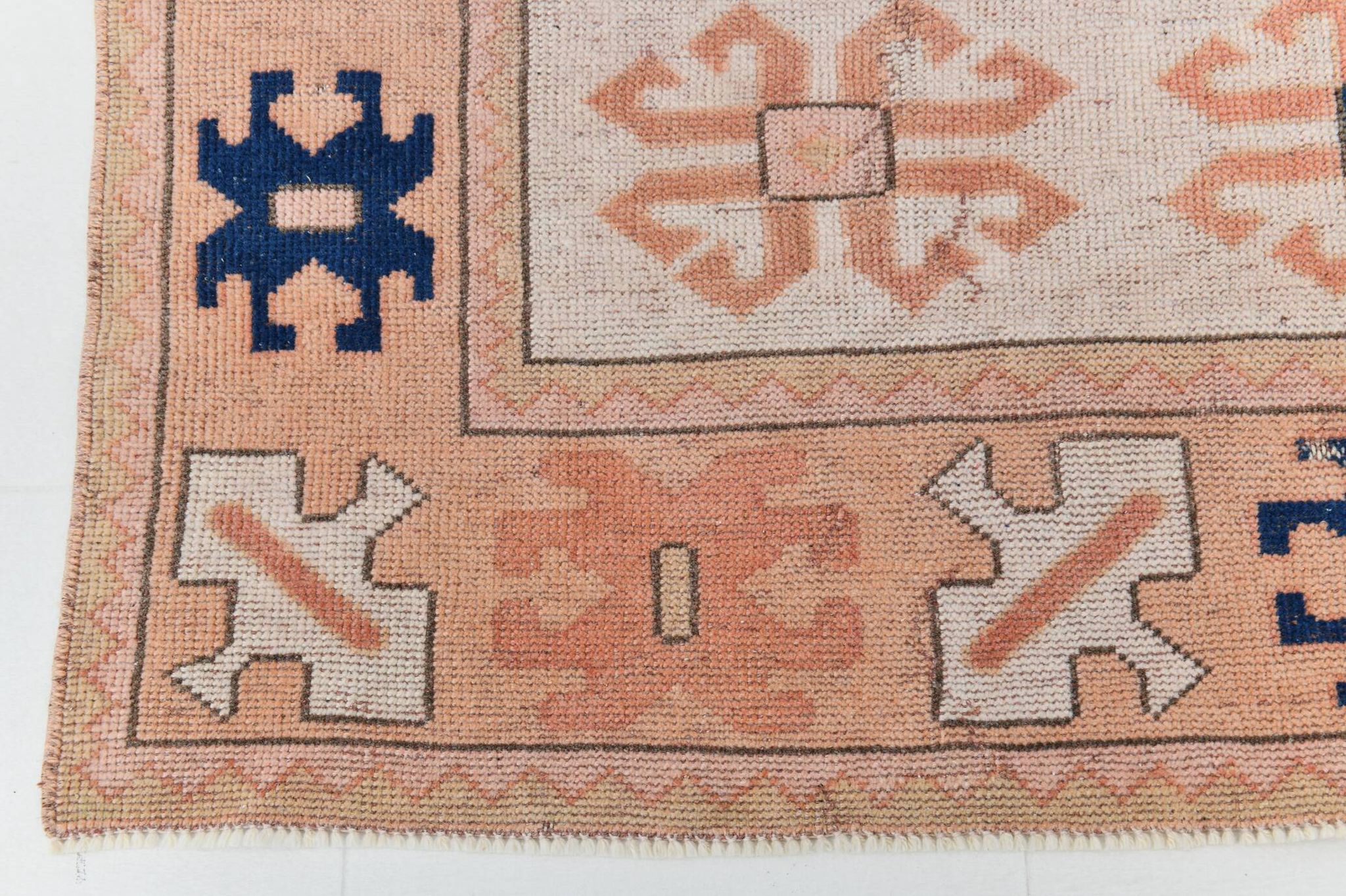 Tapis persan bleu marine et crème