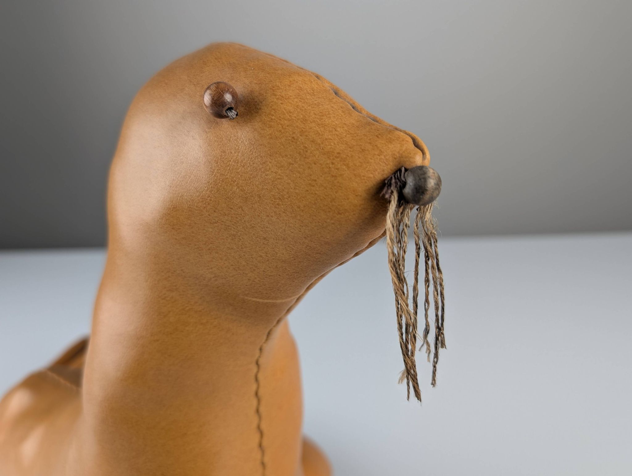 Phoque en cuir Sculpture décorative vintage années 1970