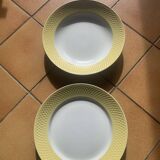 Deux plats en faience un creux et un plat a gateaux blanc et bordure jaune