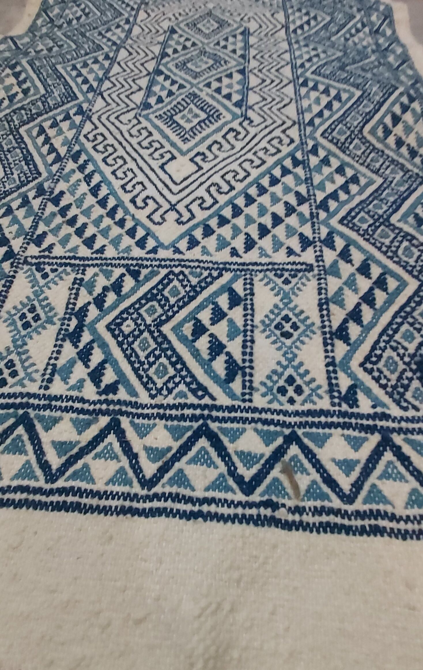 Tapis kilim bleu et blanc fait main 155 x 75 cm