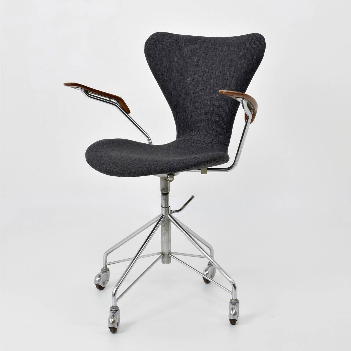 Series 7 Armchair Model 3217 Eiffel Foot By Arne Jacobsen By Fritz Hansen, Original Edition