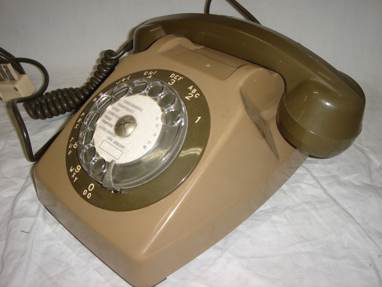 Ancien téléphone ptt à cadran, gris et vert de 1970