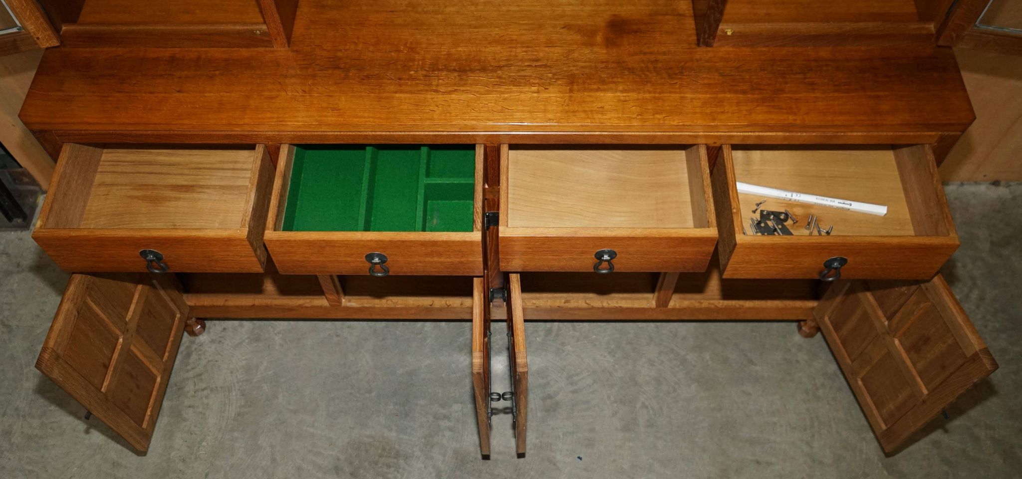 Buffet vitrine vintage Robert Mouseman Thompson en chêne avec étagères et éclairage