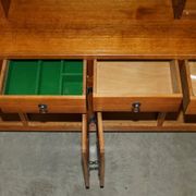Buffet vitrine vintage Robert Mouseman Thompson en chêne avec étagères et éclairage
