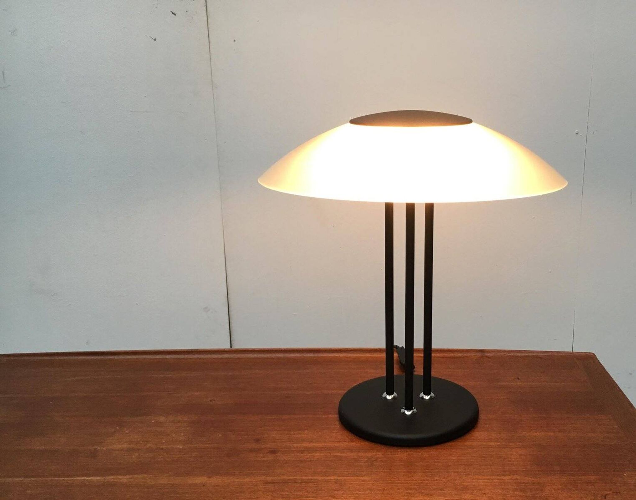 Lampe de table vintage postmoderne en verre et métal