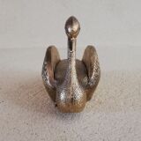 Regulated ashtray in the shape of a swan