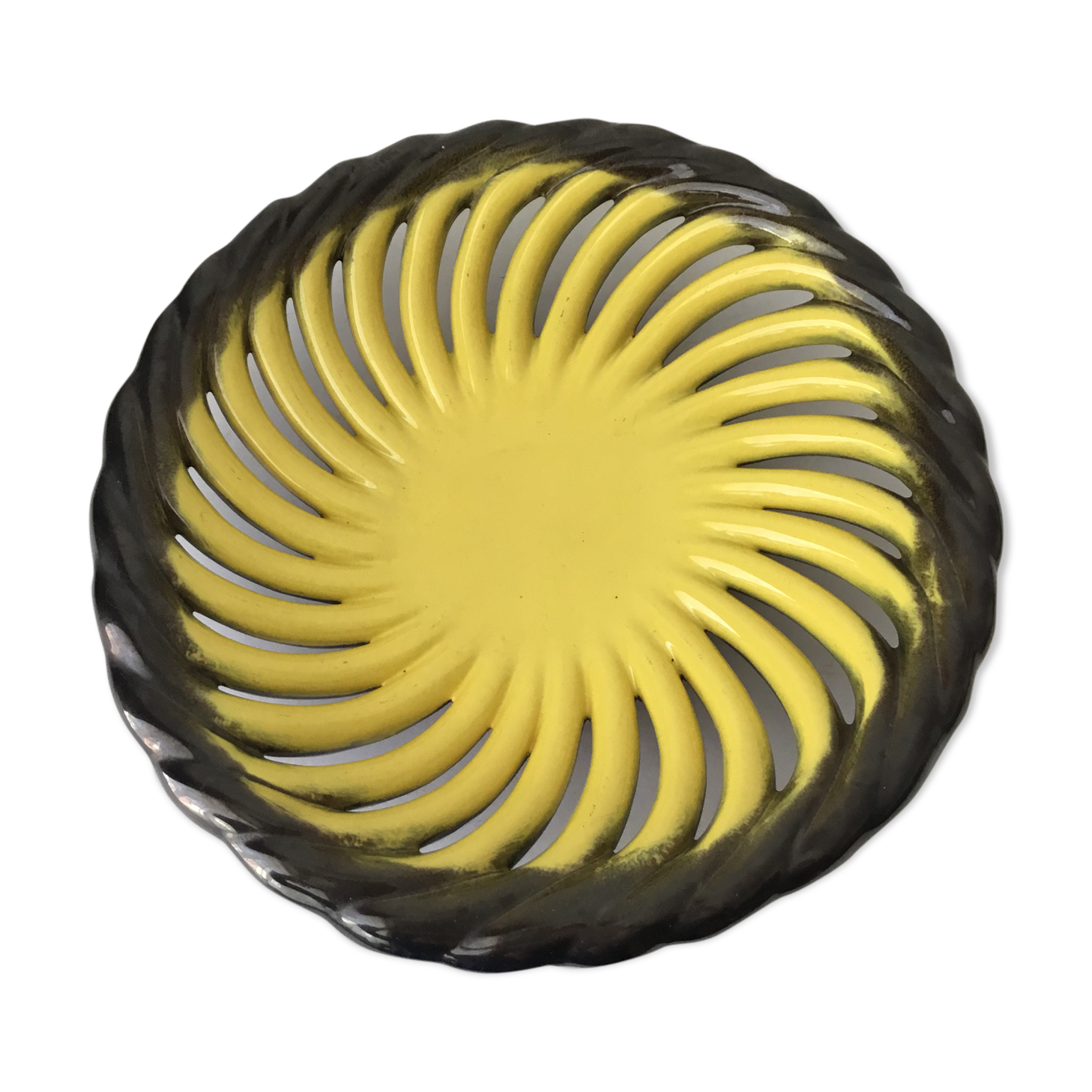 Twisted ceramic dish