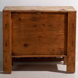Ancien buffet rouge oriental (vers 1890)