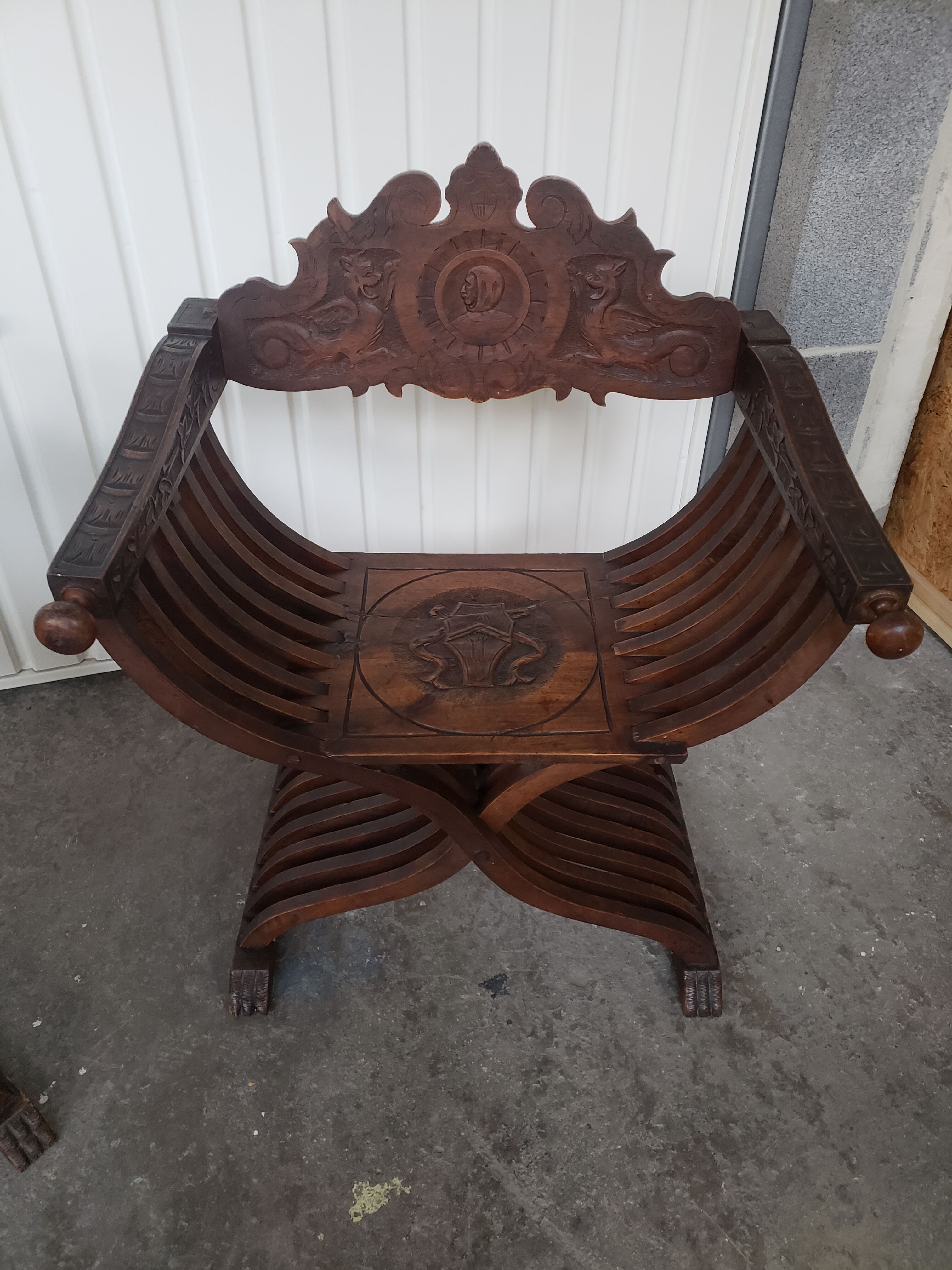 Paire de fauteuils curule ou dagobert