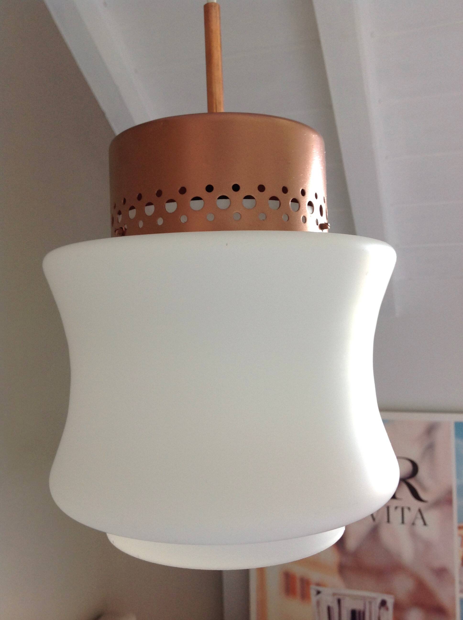 suspension en opaline blanche et metal cuivré, années 60-70