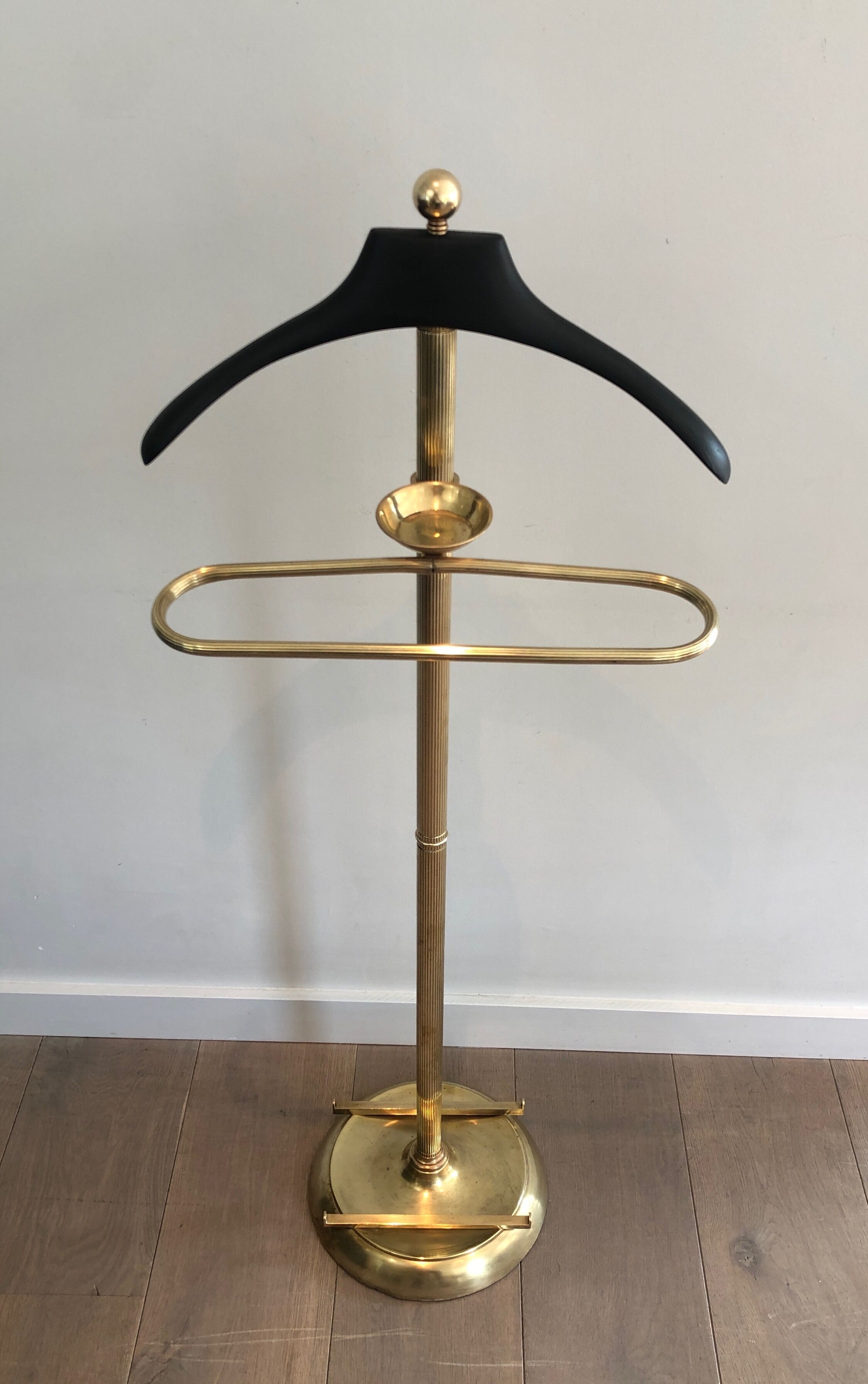 Neoclassical style valet stand in brass and black lacquered wood. French work. Circa 1940