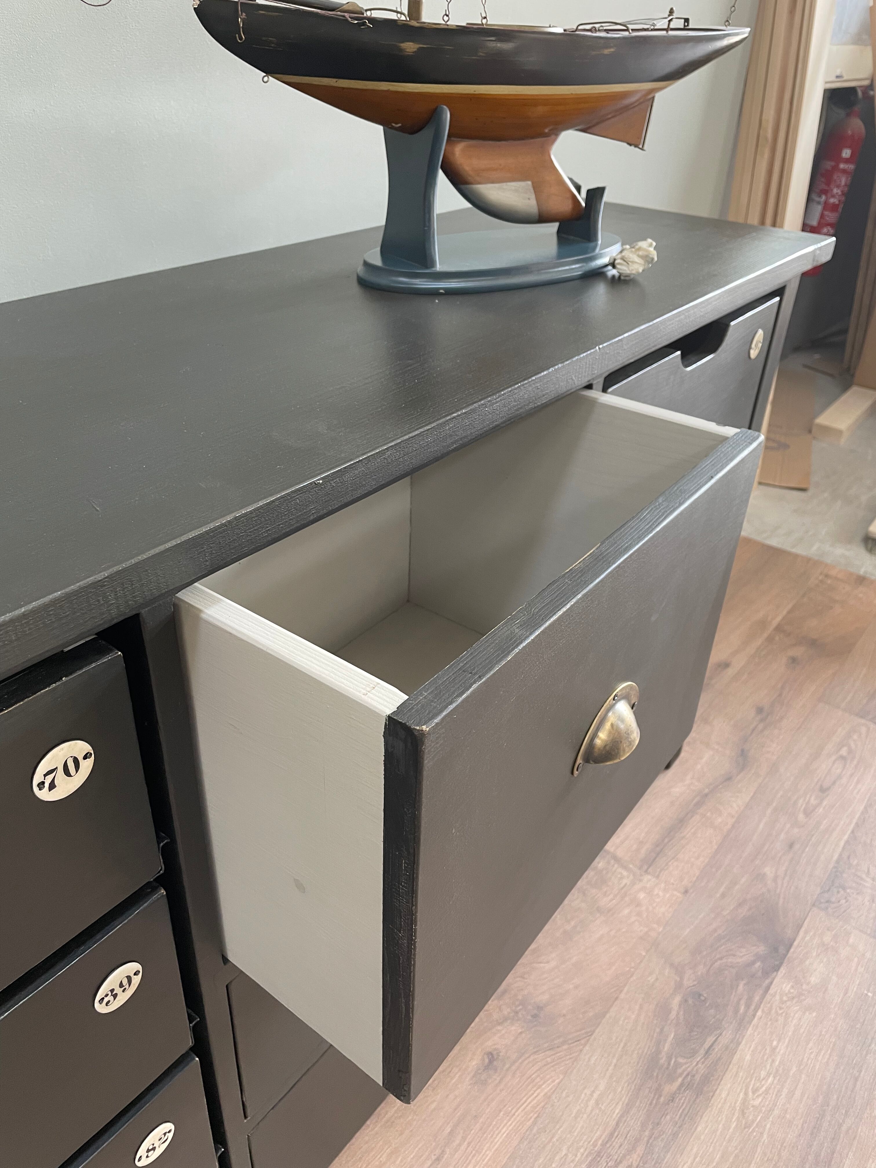 Trade cabinet with drawers