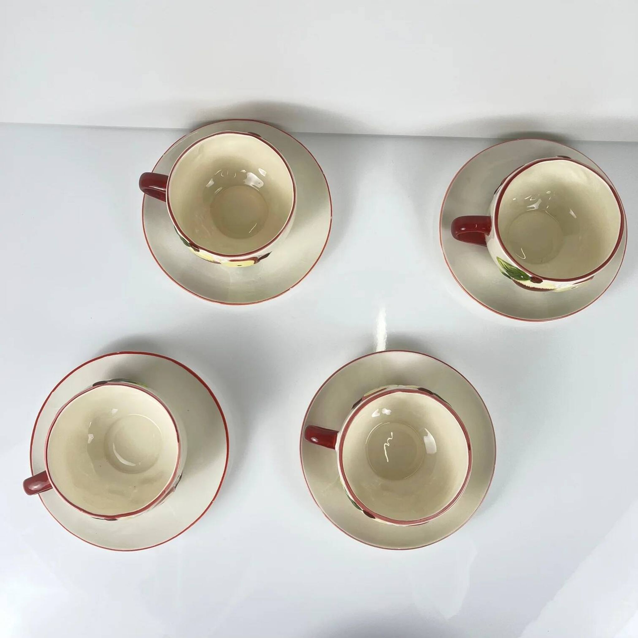 Set of 4 cups with saucers in barbotine "Apple"