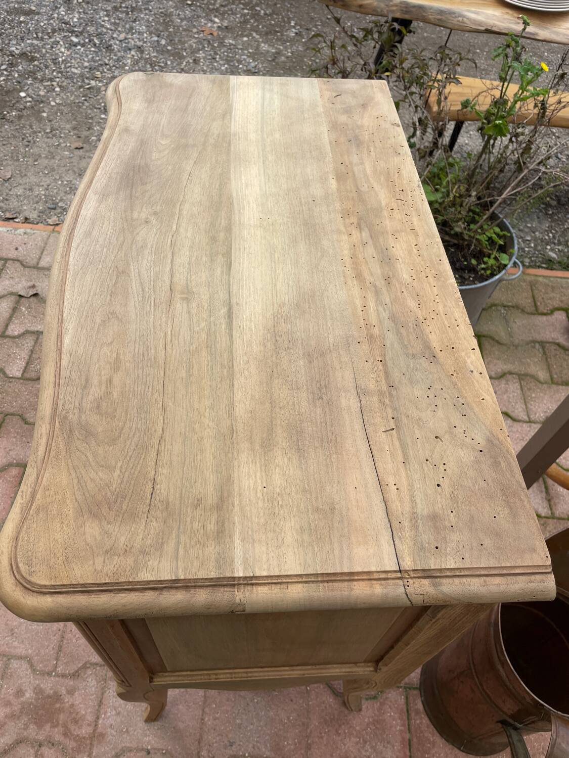 The commode drinks raw.