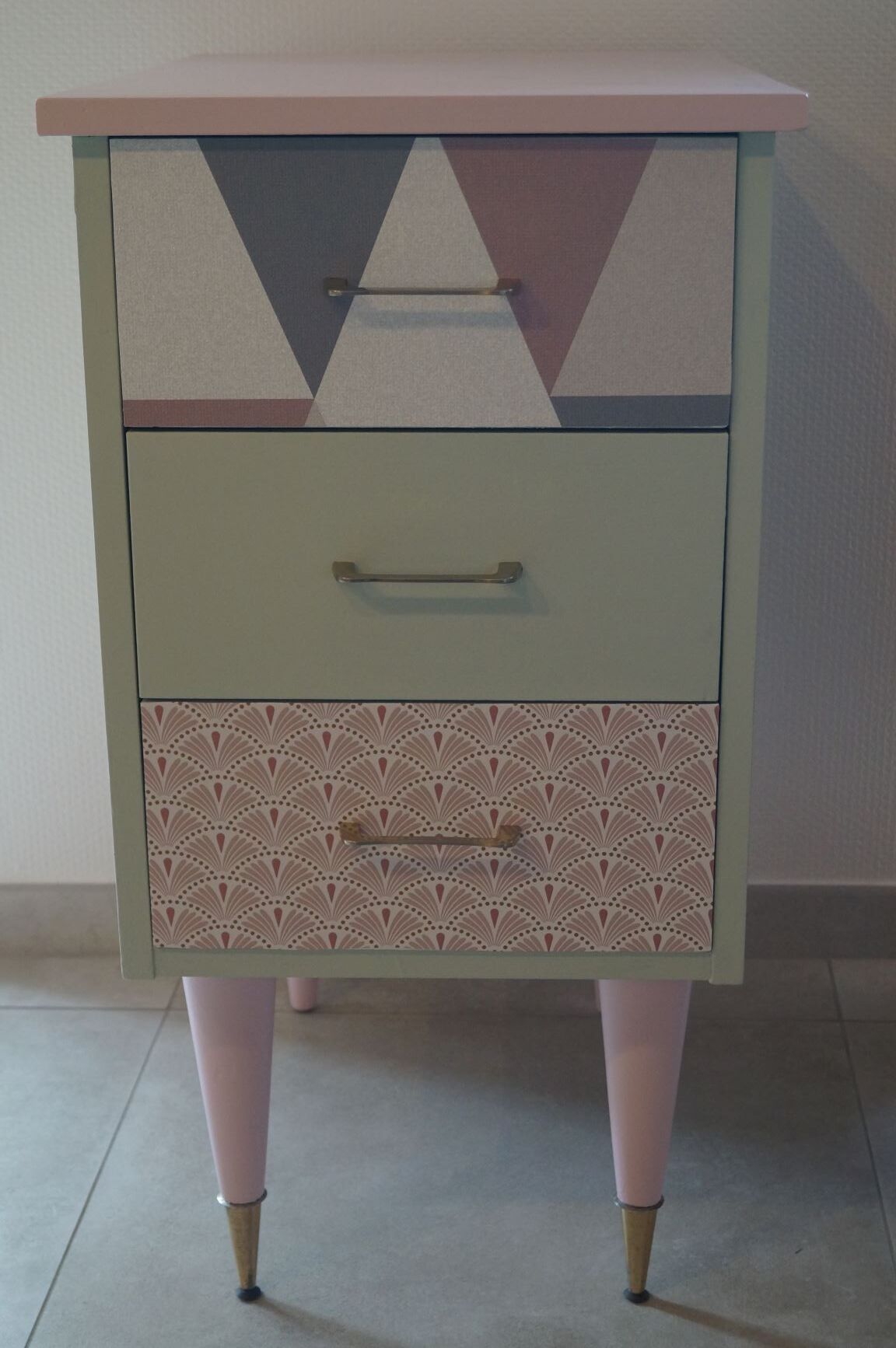 Commode vintage années 70, pieds fuseaux