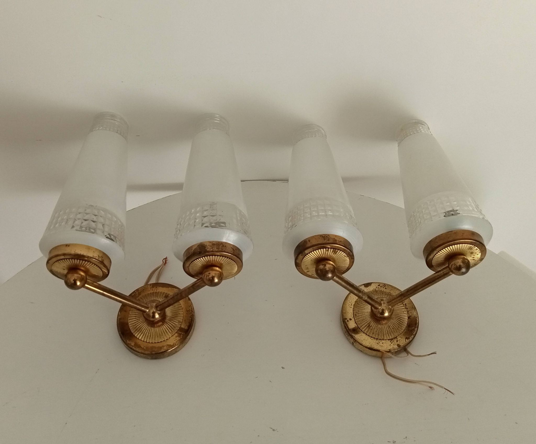 Pair of vintage double-light wall sconces in brass and etched glass from the 60s/70s.