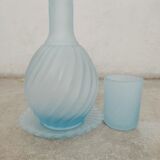 Carafe et gobelet en verre dépoli