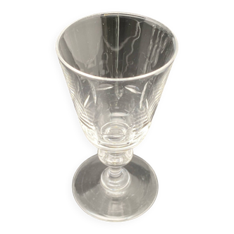 Aperitif glasses with chiseled “rice grain” pattern