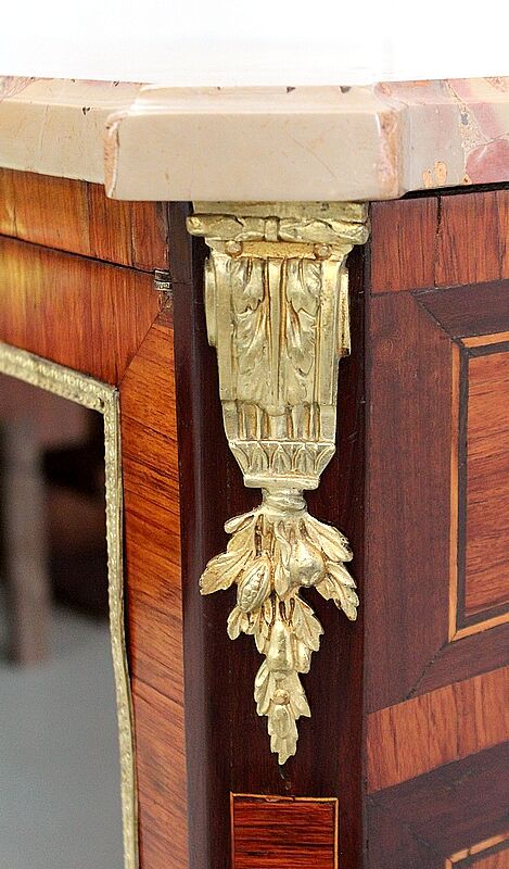 Small display cabinet in blonde mahogany veneer, Louis XVI style – 19th century.