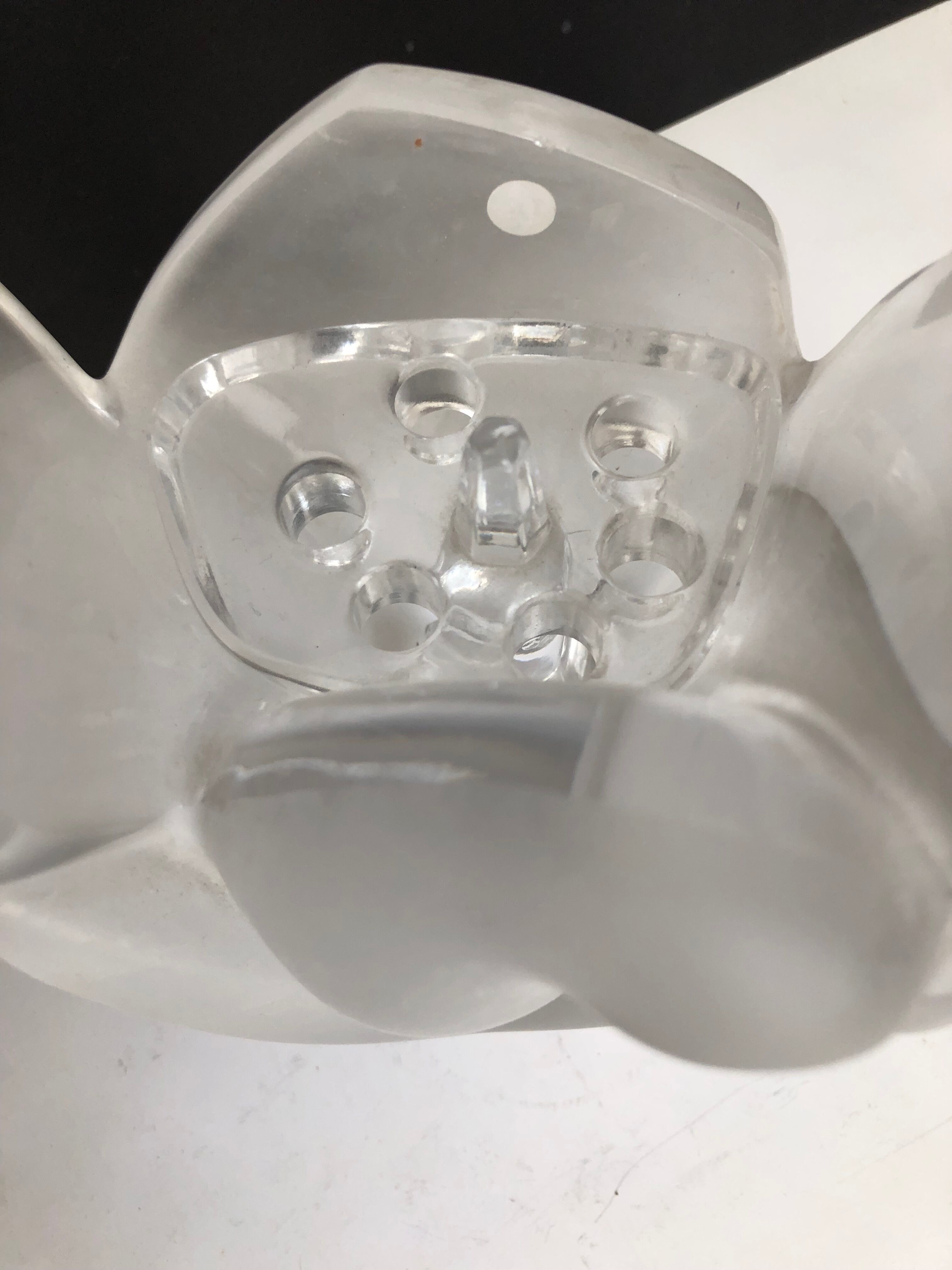 Vase stings flowers with doves Lalique