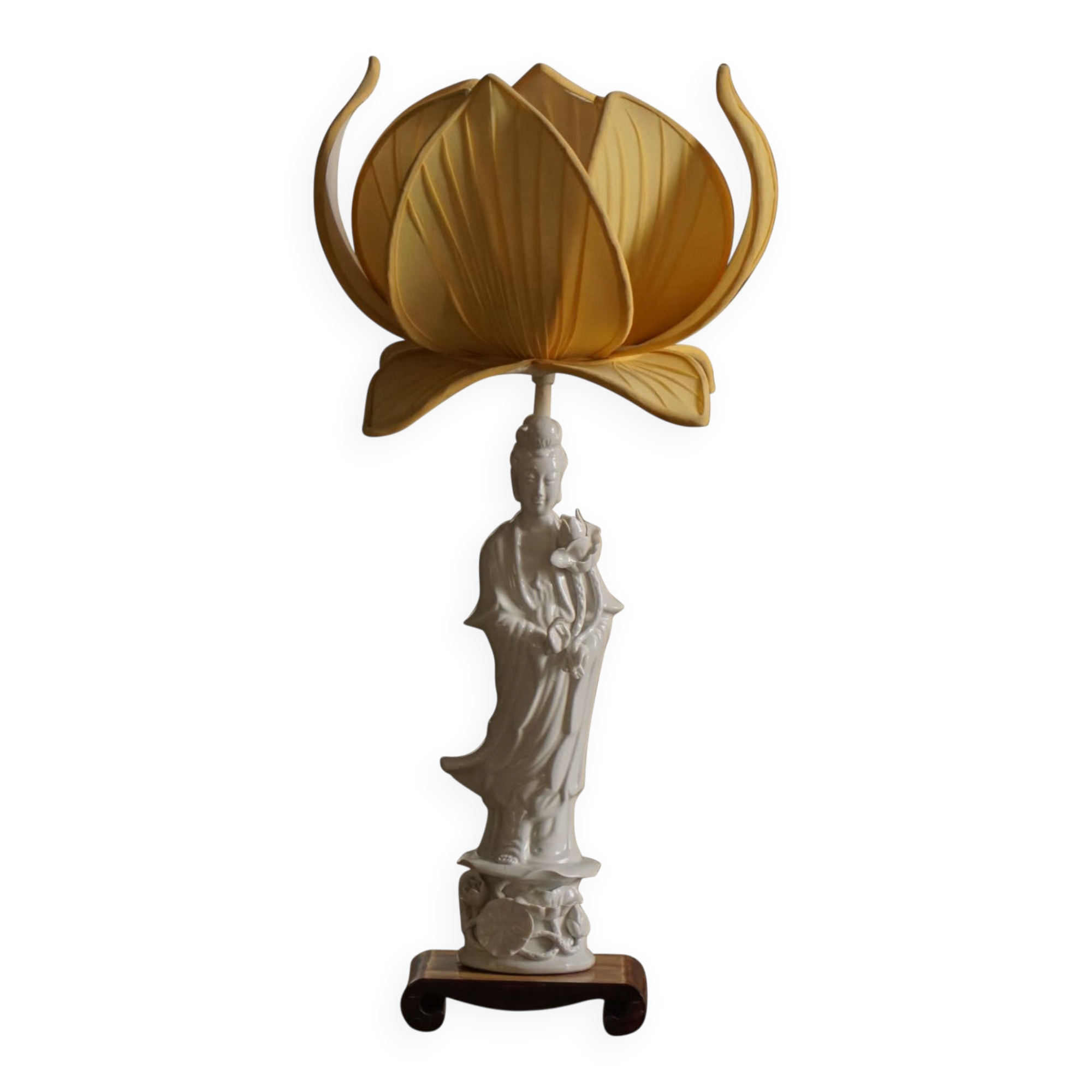 Vintage table lamp in Chinese porcelain with yellow floral shade, mid-20th century.
