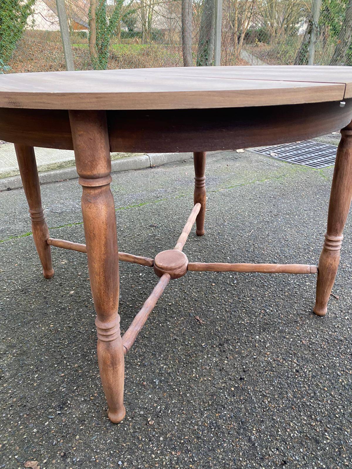 19th-century round extendable dining table with crossed legs, 115cm.
