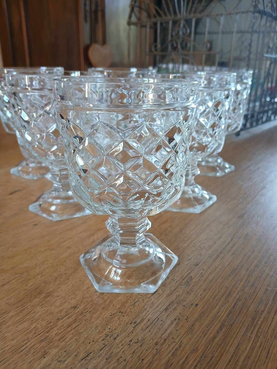 6 verres à pied en verre taillé