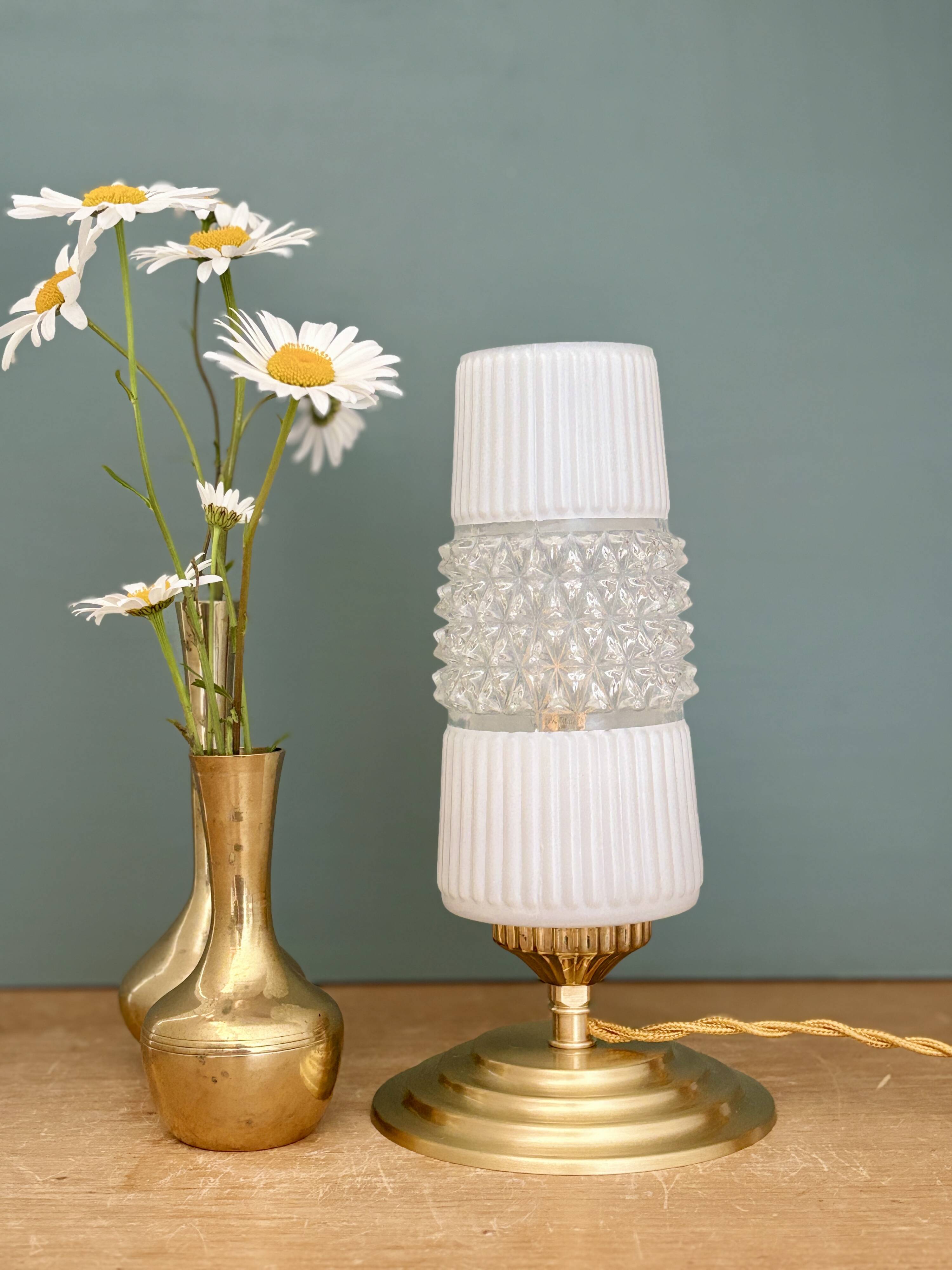 Vintage globe table lamp in glass and white opal.
