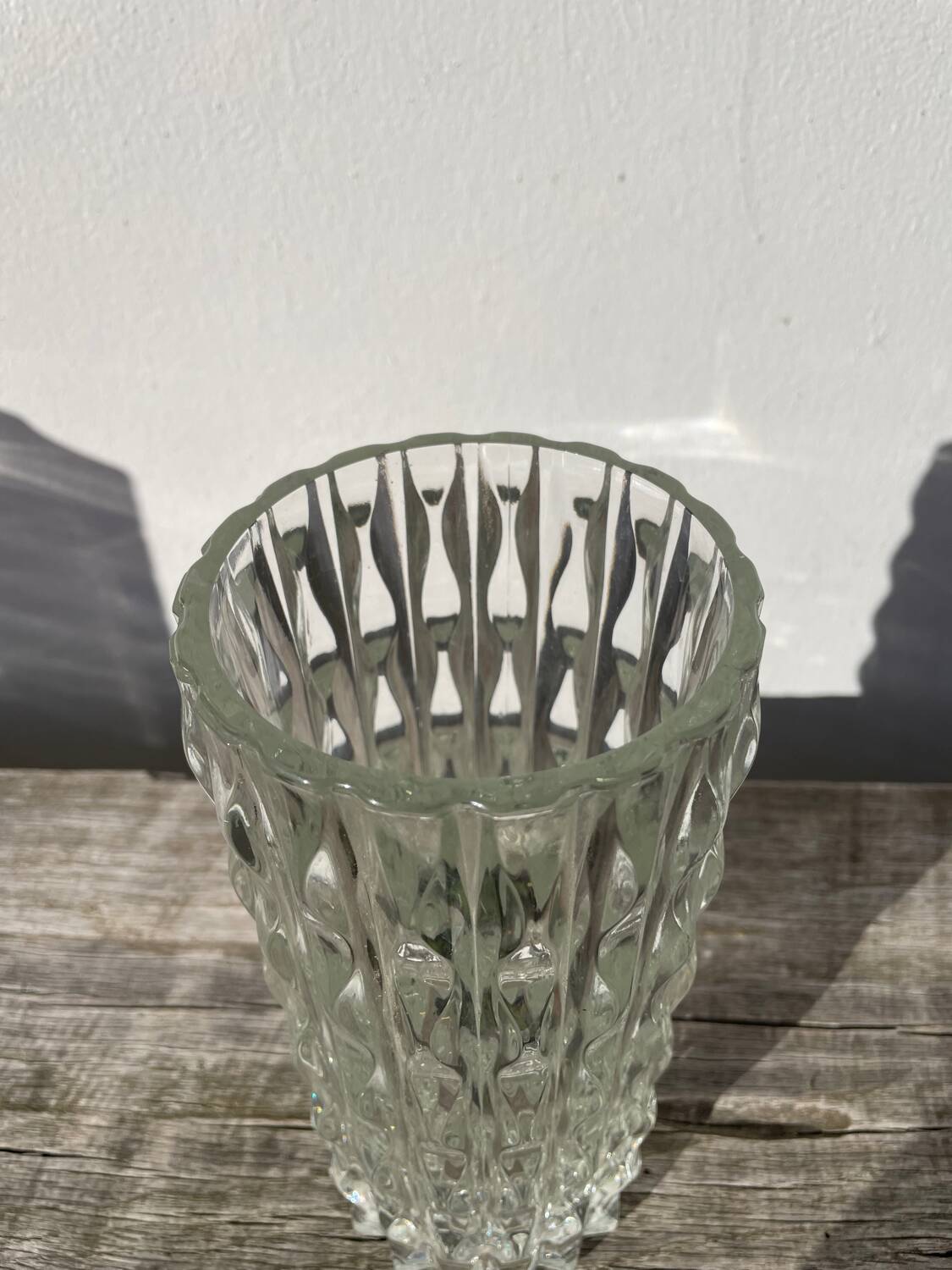 Vase en verre épais transparent