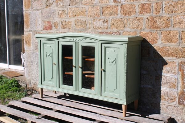 Enfilade vintage vert sauge rénovée – pieds bois & vitrines biseautées