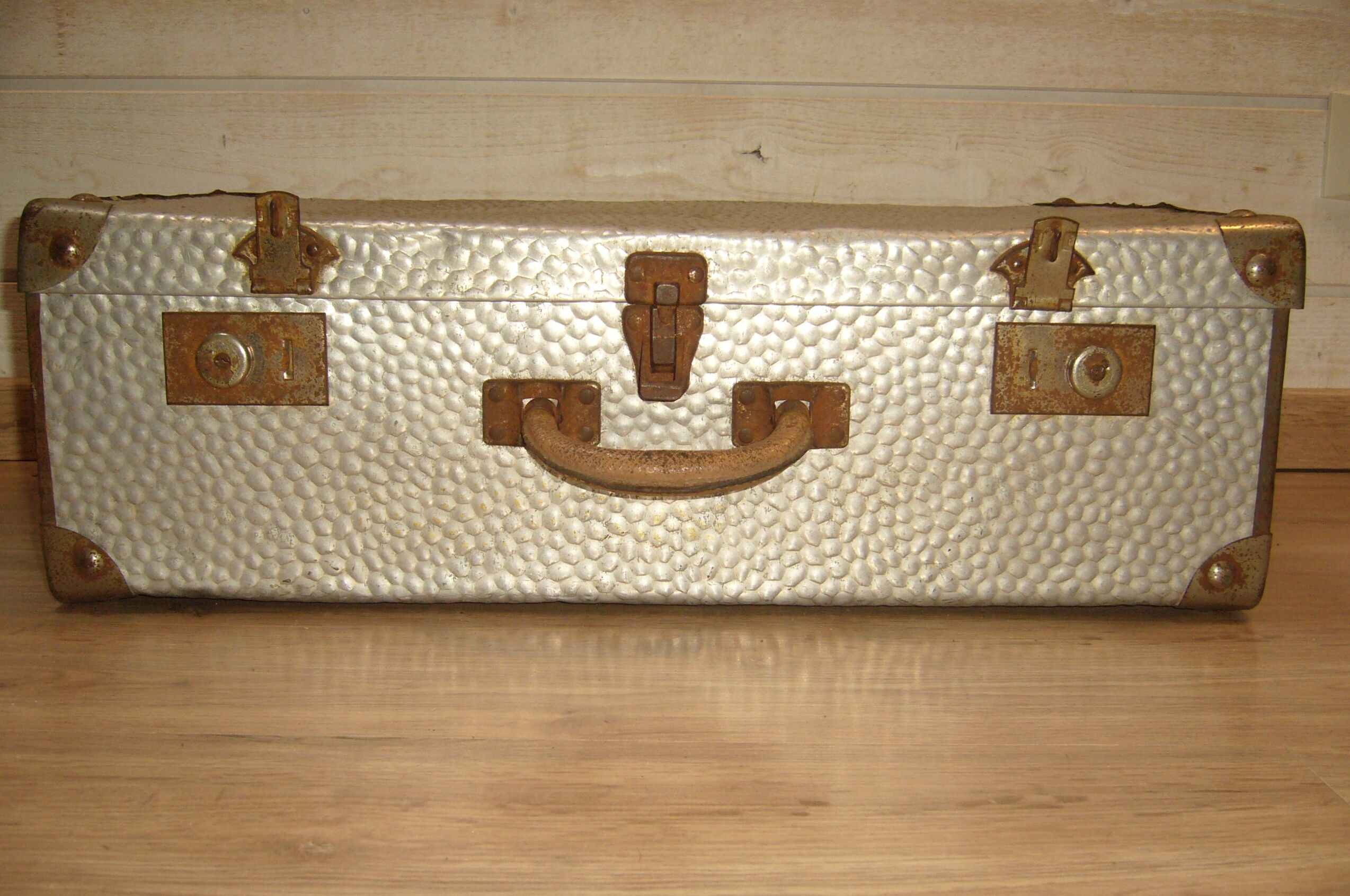 Valise vintage en fer blanc