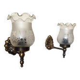Paire d' appliques murales en bronze et tulipes en verre opaline