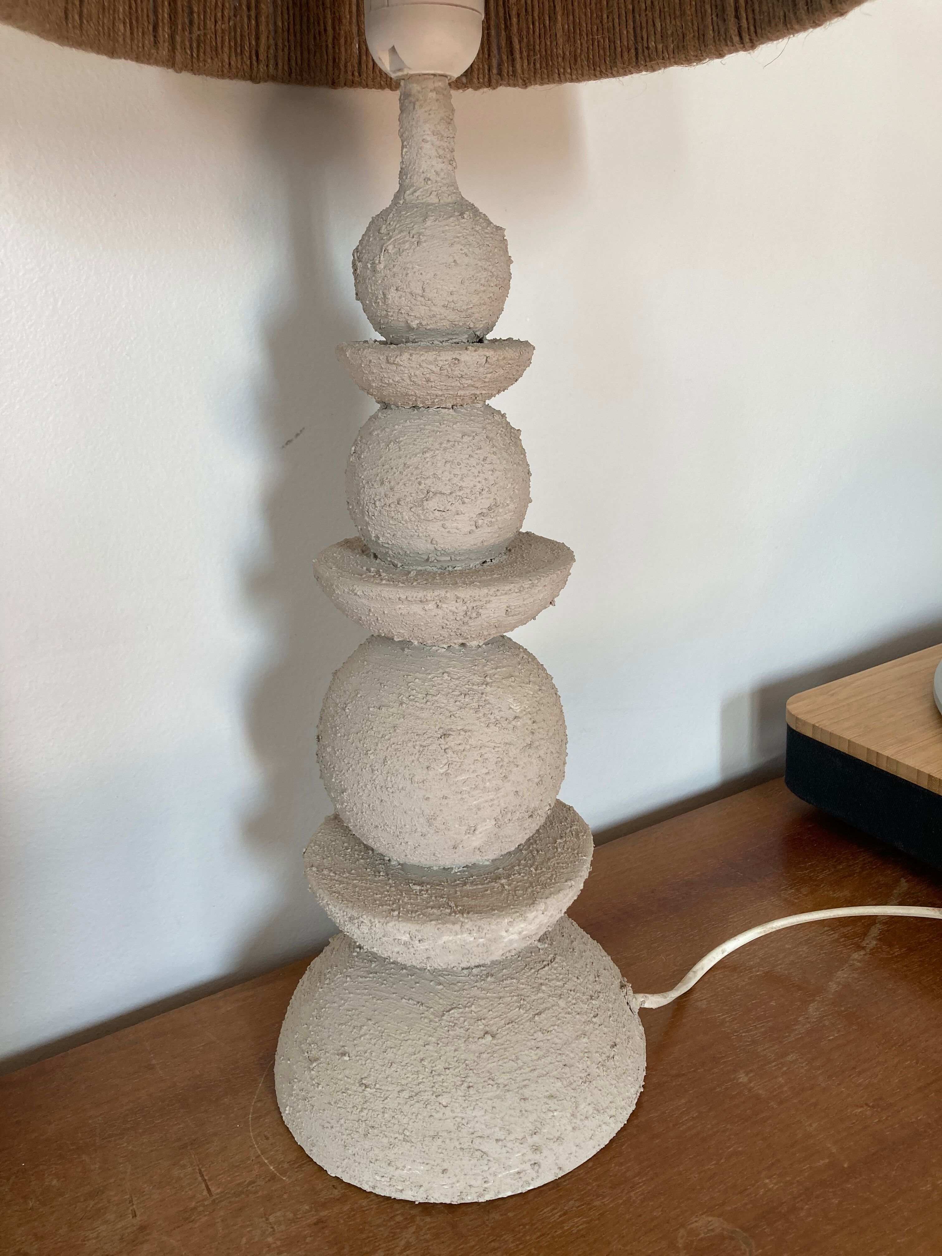 Lampe à poser artisanale en terre et corde