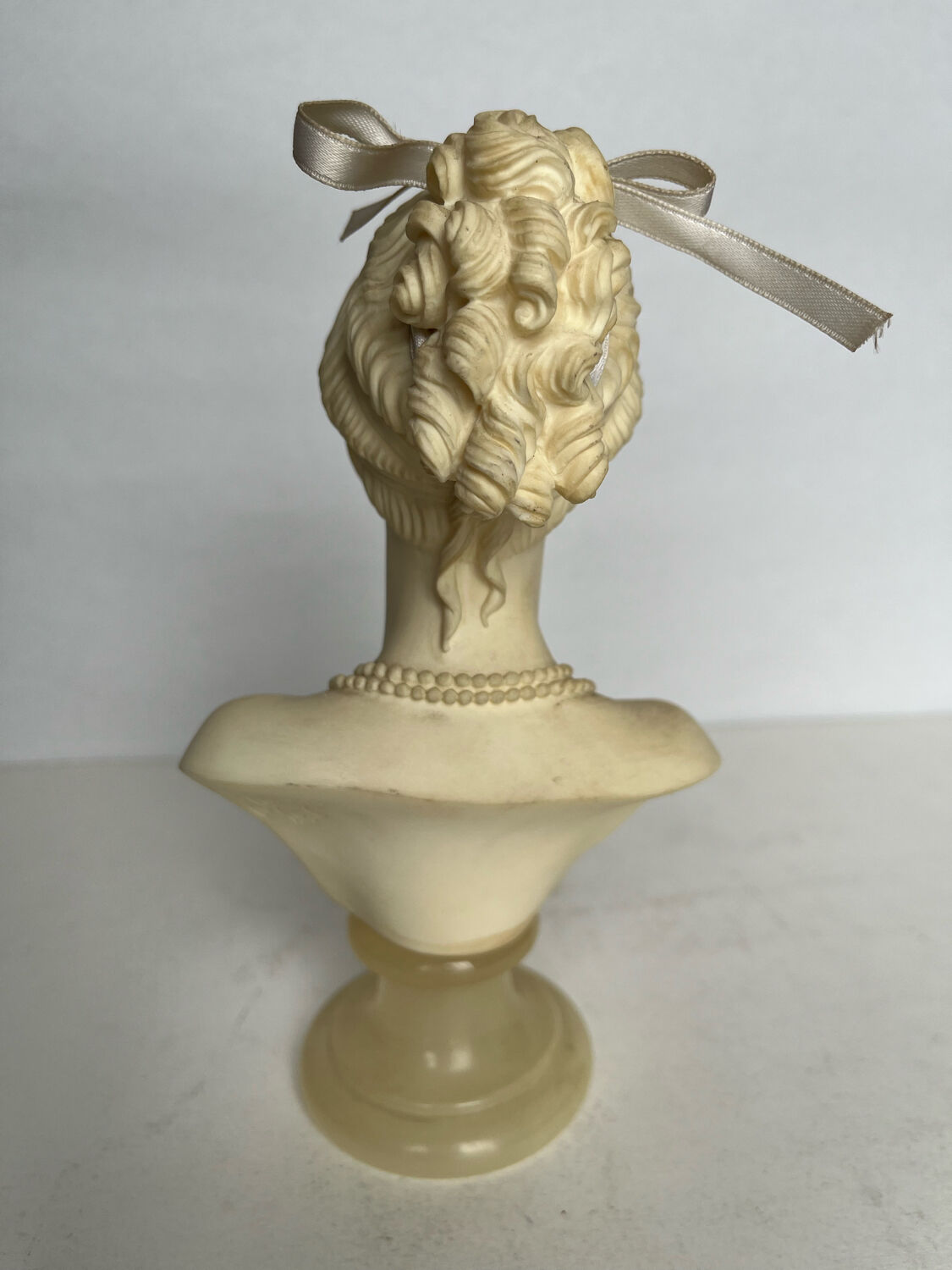 Bust of a woman in alabaster and onyx