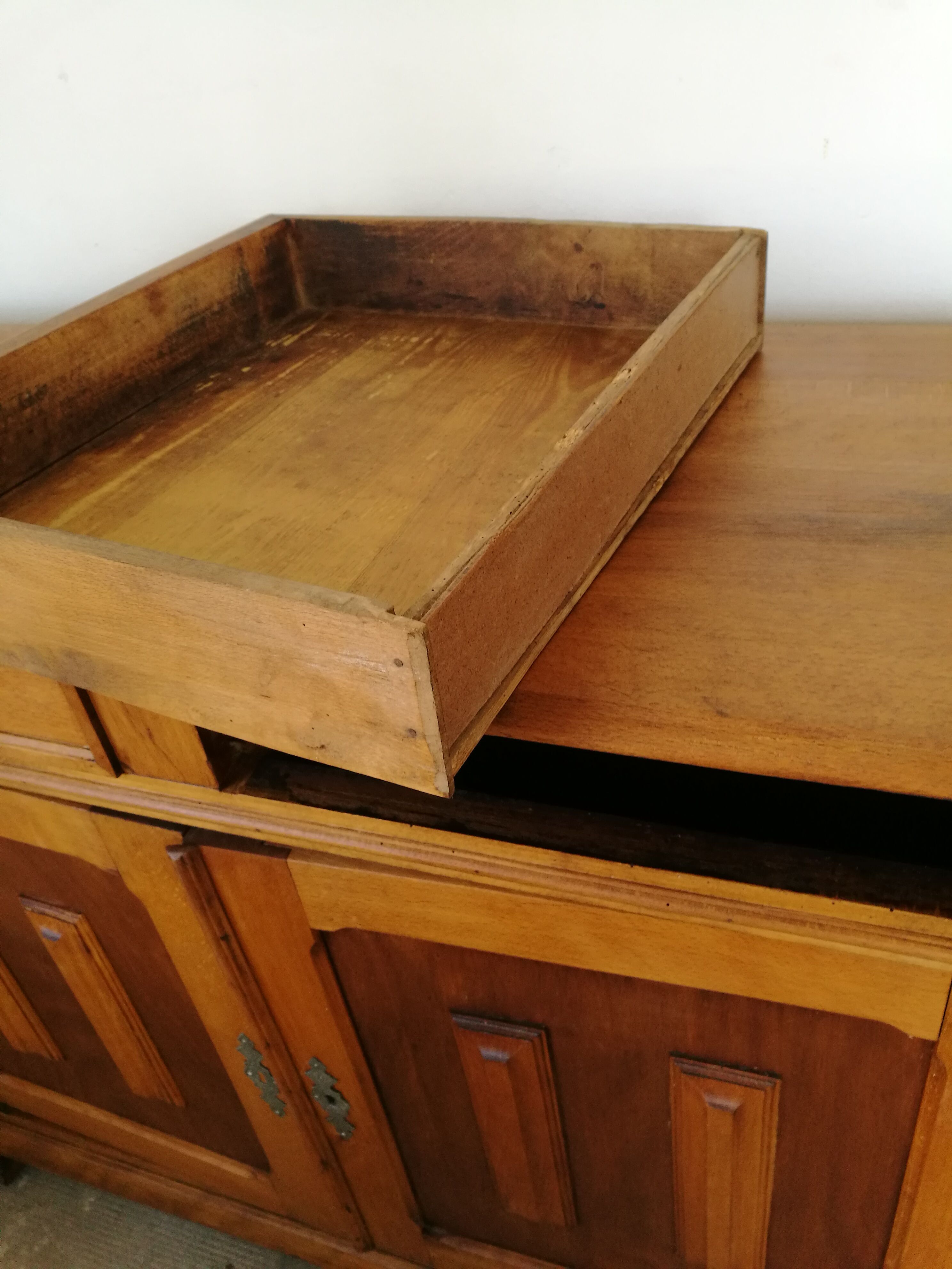 Buffet parisien, bois brut
