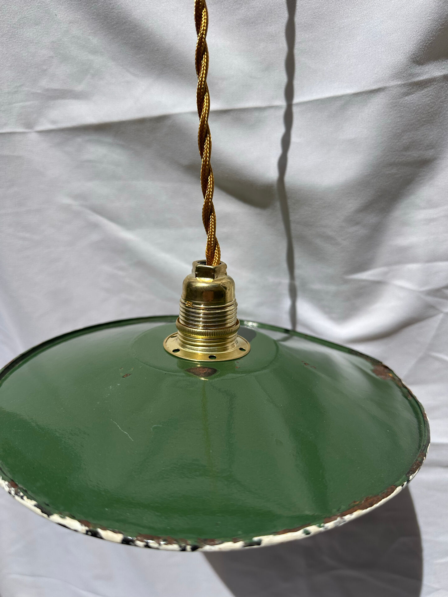 Suspension vintage indus tôle émaillée verte et blanche mini